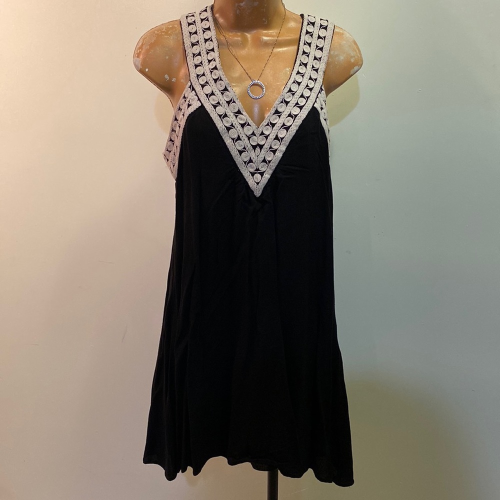 Theme Size Medium Black/White Embroidered Sleeveless Blouse